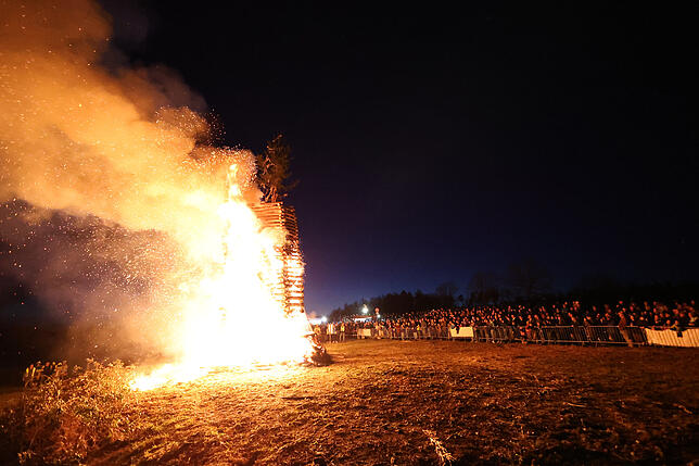 Bild 10: Litzelstetten 2025: Diese Funkenfeuer-Bilder fangen die Tradition perfekt ein!