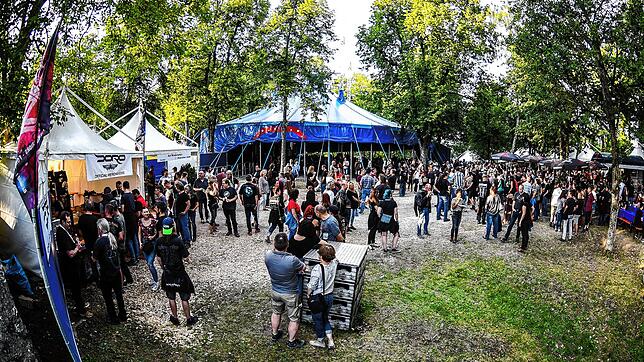 Ein Blick vor das Zelt, wo sich die Besucher mit Getränken und Essen eindecken können. Der Honberg-Sommer ist auch abseits der Konzerte ...