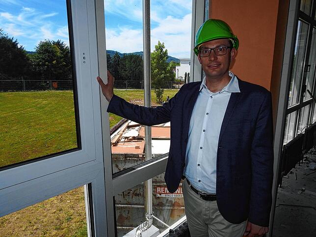 Neue Fensterelemente: Links die bisherige Verglasung, rechts, in etwas dunklerem grau zeigt Ludwig Schöner die neue Dreifachverglasung. ...