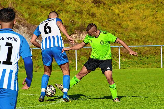 Bild 13: SV Karsau verteidigt die Tabellenspitze durch einen 4:2-Erfolg gegen Verfolger Spvgg. Wehr