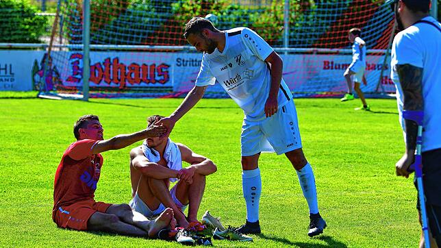 Bitterer Abstieg: Der SC Lauchringen steigt nach der 0:3-Niederlage im Derby gegen die Spvgg. Wutöschingen und des gleichzeitigen ...