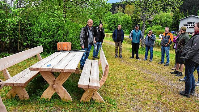 Um Platz für eine Grillstelle zu schaffen, soll die Sitzgarnitur am Festplatz versetzt werden. Foto: Stephan Hübner