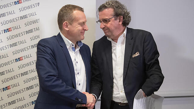 Sind sich wieder einig: Roman Zitzelsberger, Bereichsleiter der IG Metall Baden-Württemberg, und Stefan Wolf, Vorsitzender der ...