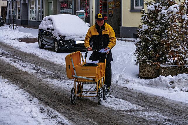 Hier trotzt Postbote Wolfgang Lehmann in der Färberstrasse Schnee und Wetter.
