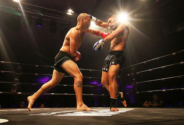 Dimitrios Sapanazidis (links) vom Muay-Thai-Gym Mendez aus Überlingen dominierte bei der Bodensee Fightnight VI in Pfullendorf vor einem ...