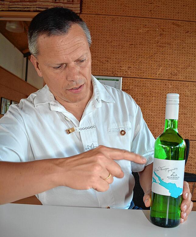 Martin Frank zeigt das neue Design der Etiketten für die Weine des Winzervereins Meersburg.