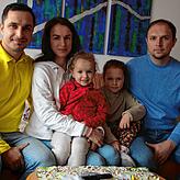 Serhiy Kosar hat seine Schwester Lena und ihre Familie mit Dominika (drei Jahre), Elisa (sieben Jahre) und Ehemann Jaroslaw (von links) ...