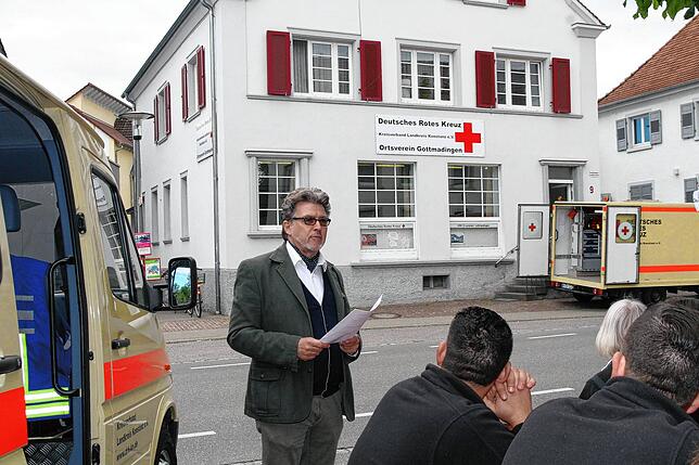 Peter Löchle vom DRK, warb um Spenden für das Rot-Kreuz-Lädele in Gottmadingen. Spiele, Kleider, Bettwäsche, Geschirr seien willkommen.