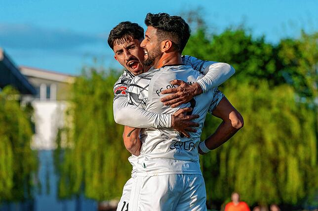 Torjubel: Der Villinger Tevfik Ceylan (rechts) feiert mit Samet Yilmaz.