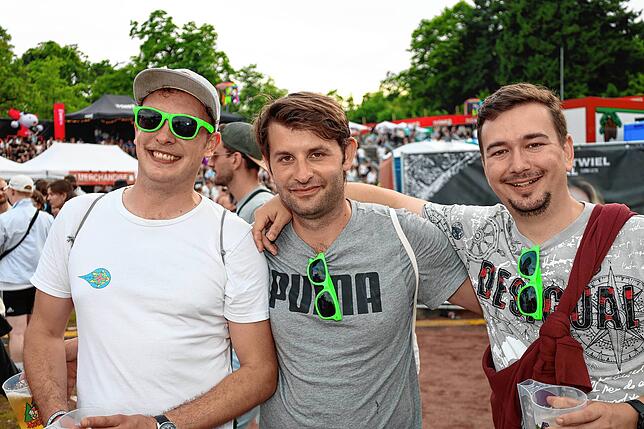 Bild 32: Hier spielt die Musik! Fans tanzen vor den Bühnen beim Campus-Festival 2025