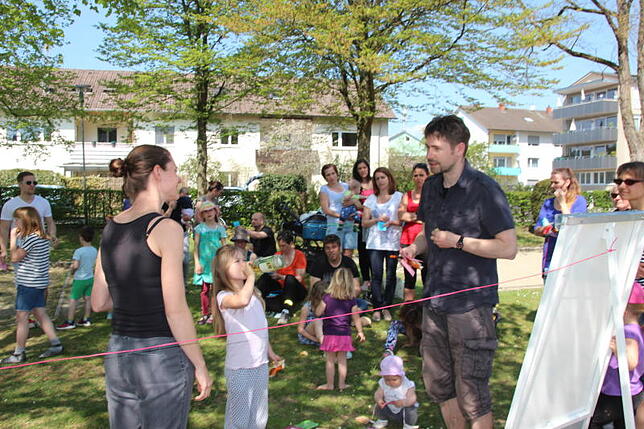 Stefan Huber (rechts) hat Ideen für die Umgestaltung des Spielplatzes am Thurgauer Platz. Ines Hummel vom Büro "PlanBe" sammelt die ...