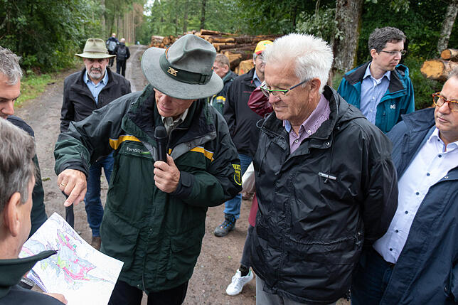 Forstamtsleiter Helge von Gilsa zeigt Ministerpräsident Winfried Kretschmann, welche Gebiete in der Region besonders betroffen sind. ...