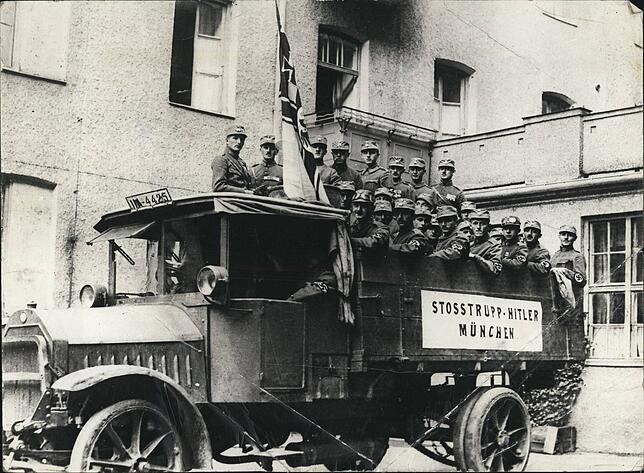 Anhänger der NSDAP von Adolf Hitler auf einem Lastwagen in den Zwanziger Jahren.