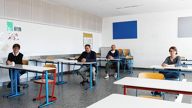 Probesitzen am Hochrhein-Gymnasium in Waldshut: Schulleiterin Mechthild Rövekamp-Zurhove (links) mit den Stundenplanern Heino Schoger, ...