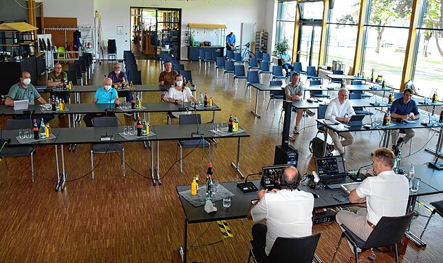Drei Bürgermeister waren unter den wenigen Anwesenden: vorne rechts Matthias Weckbach (Bürgermeister von Bodman-Ludwigshafen) und in der ...