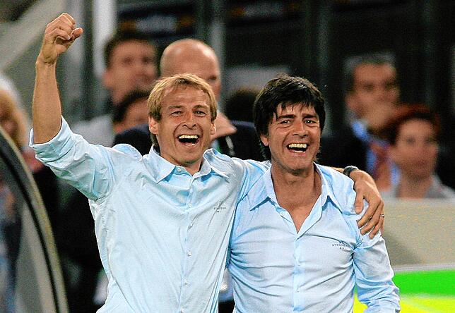 8. Juli 2006, Suttgart: Co-Trainer Joachim Löw und Bundestrainer Jürgen Klinsmann jubeln nach dem Sieg in Spiel um Platz Drei bei der ...