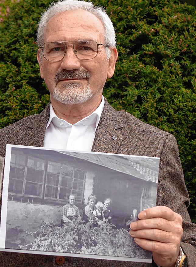 Hans Mehlin (hier mit einer historischen Fotografie) setzt die Hotzenwälder Familiennovelle fort.