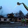Dichter Qualm steigt auch dann noch aus dem Gebäude auf, als das Feuer am Sonntagmorgen bereits gelöscht ist.