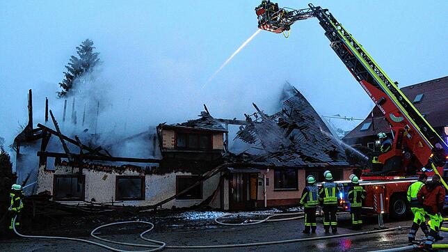 Dichter Qualm steigt auch dann noch aus dem Gebäude auf, als das Feuer am Sonntagmorgen bereits gelöscht ist.