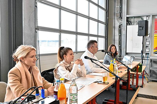Das Team zu Beginn der Versteigerung (von links): Lisa Reuther, Kathrin Reuter, Rolf Moll und Sigrid Bohl.
