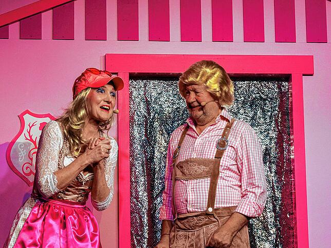 Ein Traum in Pink: Barbie (Claudia Zähringer) trifft Ken (Norbert Heizmann) und wird bald auch mit dem Bürgertröpfle Bekanntschaft ...