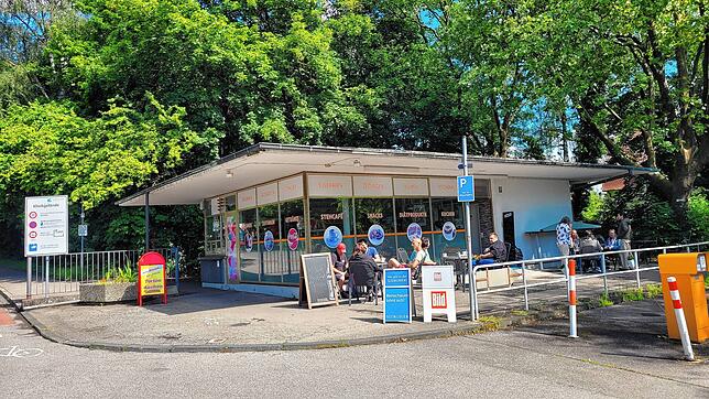Der Kiosk beim Krankenhaus könnte mit einfachen Mitteln vergrößert werden, um mehr Platz zu gewinnen.