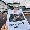 Der Stockacher Haushaltsplan für das kommende Jahr 2025 steht fest. Im Hintergrund das Stockacher Rathaus.