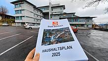 Der Stockacher Haushaltsplan für das kommende Jahr 2025 steht fest. Im Hintergrund das Stockacher Rathaus.