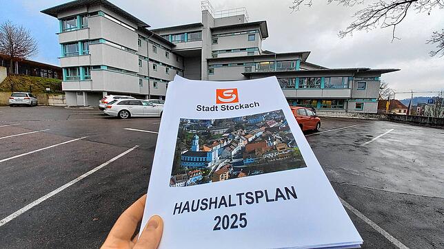Der Stockacher Haushaltsplan für das kommende Jahr 2025 steht fest. Im Hintergrund das Stockacher Rathaus.