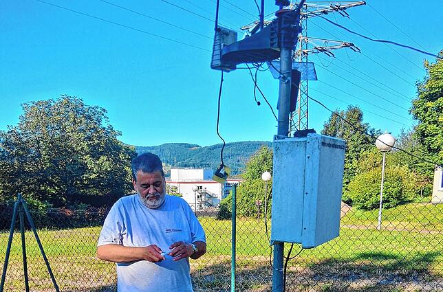 Helmut Kohler bei Arbeiten an der Wetterstation Bad Säckingen.