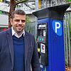 Ordnungsamtsleiter Dominic Rago bei einem Parkscheinautomaten.