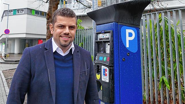 Ordnungsamtsleiter Dominic Rago bei einem Parkscheinautomaten.