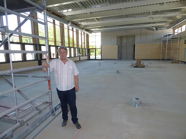 Mit Rektor Michael Maier warfen wir im Sommer 2018 einen ersten Blick in die neue Sporthalle der Hans-Thoma-Schule. Die obere Halle hat ...