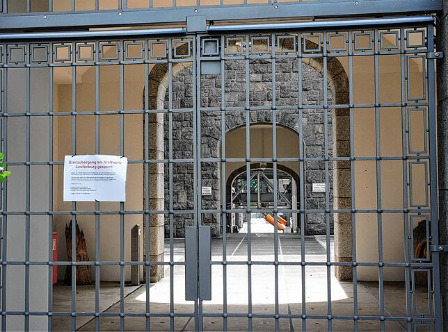 Auch das Wehr des Kraftwerks Laufenburg, das im Sommerhalbjahr als Übergang für Fußgänger dient, ist derzeit geschlossen.