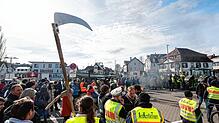 Am Aschermittwoch stehen Protestteilnehmer vor der Stadthalle von Biberach.