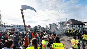 Am Aschermittwoch stehen Protestteilnehmer vor der Stadthalle von Biberach.