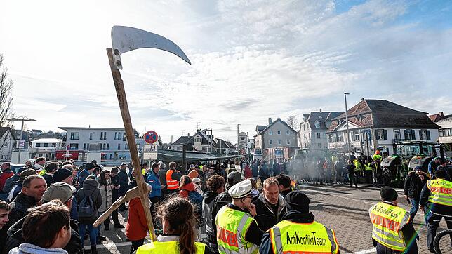 Am Aschermittwoch stehen Protestteilnehmer vor der Stadthalle von Biberach.