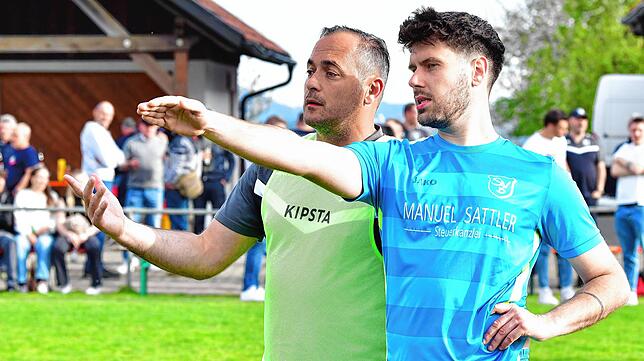 Analyse in der Pause: Trainer Daniel Pietzke und sein künftiger spielender Co-Trainer Dawid Armanowski vom SV Buch wussten, dass im ...