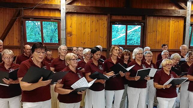 Die Chorgemeinschaft Kleines Wiesental eröffnet das Freundschaftssingen mit dem Lied  „Butterfly“. Foto: Christoph Schennen