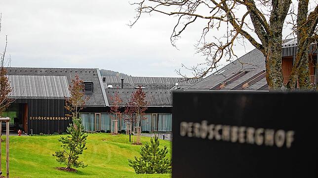 Blick auf den Öschberghof im November 2019. Damals wurde das renommierte Hotel von bislang Unbekannten überfallen.