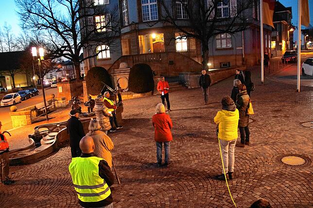 Dienstag, 24. November: Etwas weniger als 20 Menschen demonstrieren am Dienstagabend rund 20 Minuten lang gegen die Corona-Maßnahmen der ...