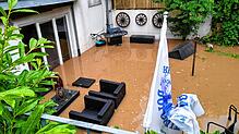 Von der Terrasse aus drang das Wasser in Wohnung und Kellerräume ein.