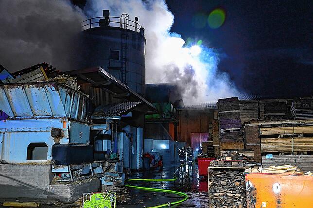 Bild 24: Brandnacht in Wolterdingen: Die Bilder vom Feuerwehreinsatz und dem Vormittag danach