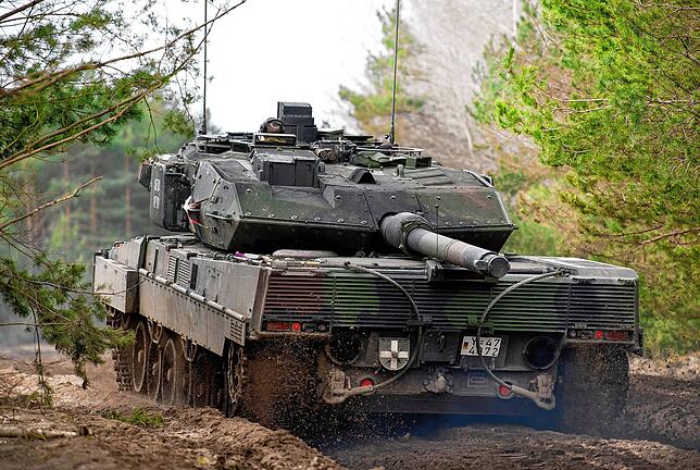 Zurzeit das Haupt-Waffensystem der Panzerverbände der Bundeswehr: Ein Leopard 2 A7V, die aktuellste Version. Der Motor kommt von MTU aus ...