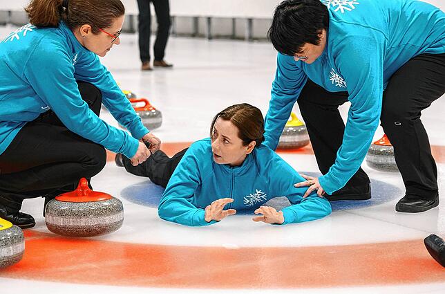 „Zurück aufs Eis“ – im wahrsten Sinn des Wortes: Maren (Inka Friedrich, Mitte) stürzt beim Curling.