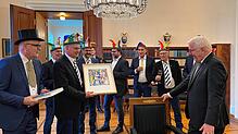Zu Besuch beim Bundespräsidenten: Die Narren überreichen Frank-Walter Steinmeier (rechts) ein Geschenk.