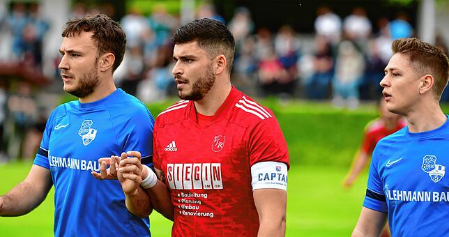 Jubiläums-Elfer: Moritz Erne (links, mit Tim Schillinger) verwandelte beim 2:2 der SG Mettingen/Krenkingen gegen den VfR Bad Bellingen ...