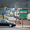 Im Kreuzungsbereich bei der Tankstelle ist die B27 gesperrt, Polizisten regeln den Verkehr hier in Richtung Geisingen. Der Stau zieht ...