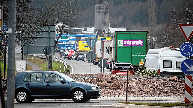 Im Kreuzungsbereich bei der Tankstelle ist die B27 gesperrt, Polizisten regeln den Verkehr hier in Richtung Geisingen. Der Stau zieht ...