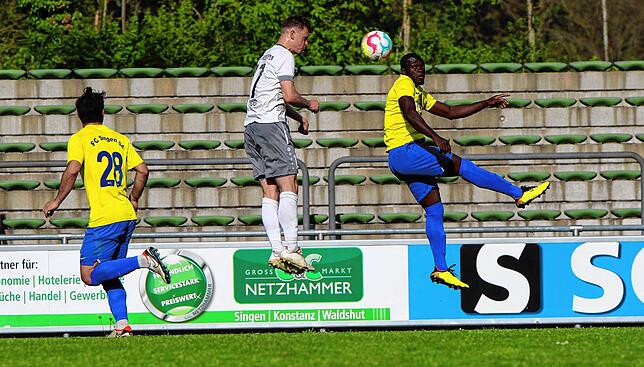 Bild 3: Die besten Bilder aus dem Verbandsliga-Abstiegsduell zwischen dem FC Singen und dem SV Stadelhofen